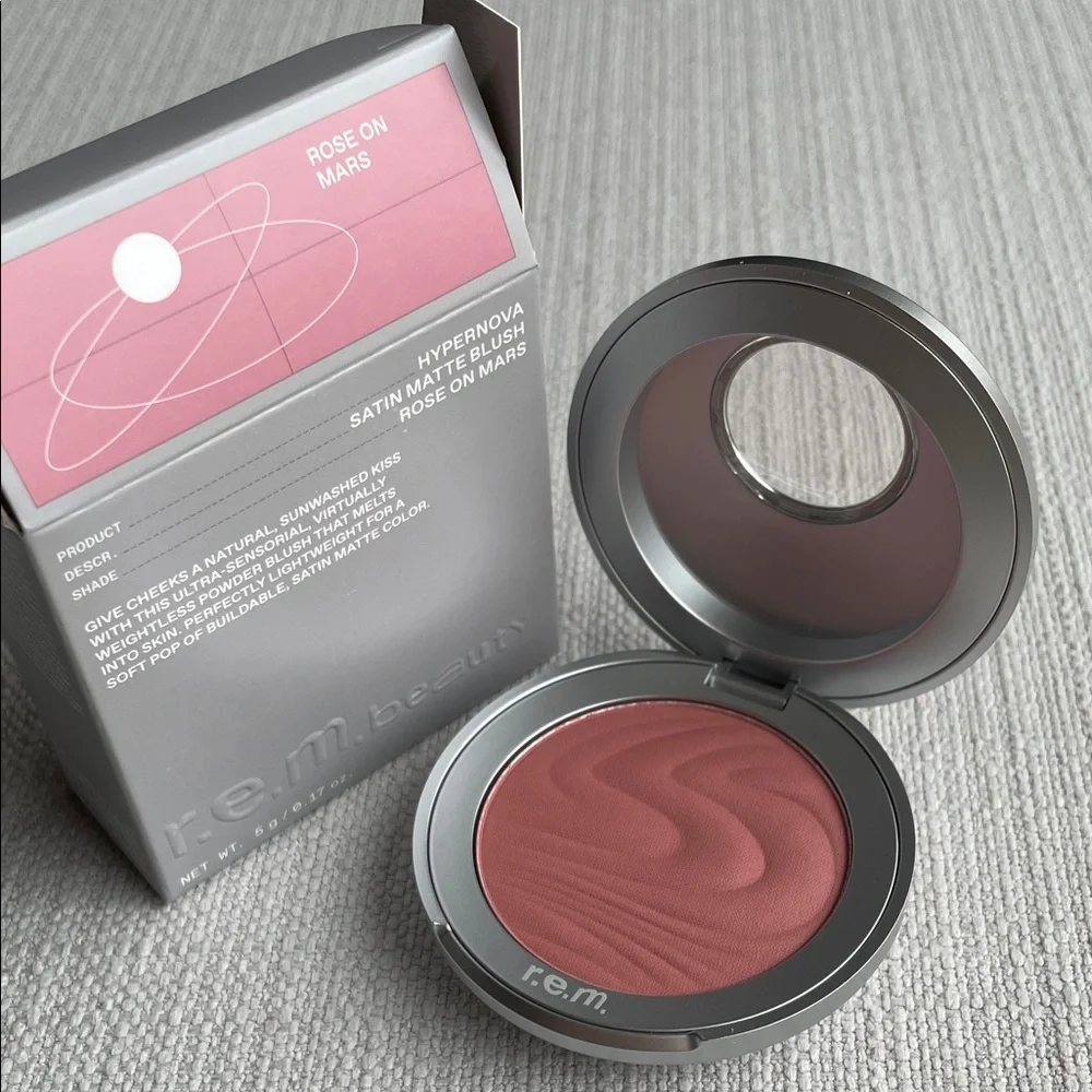 r.e.m. beauty Hypernova Satin Matte Blush - Rose On Mars
